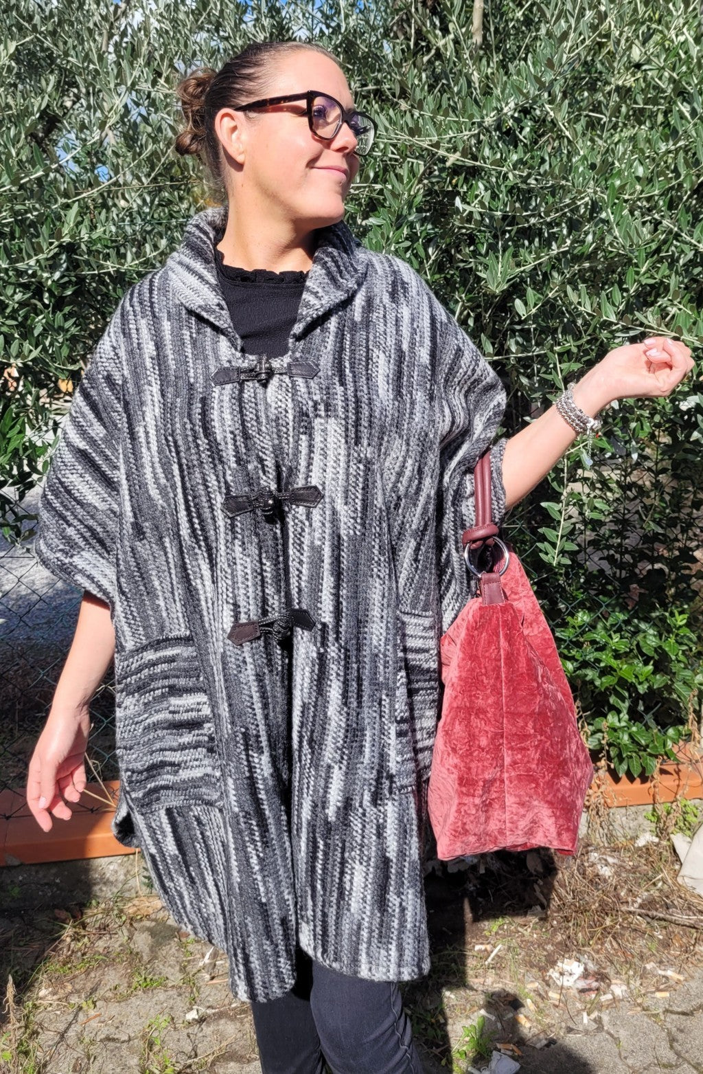 Mantella Misbarrè in lana colorata nera, grigia, panna - ULTIMO PEZZO DISPONIBILE!