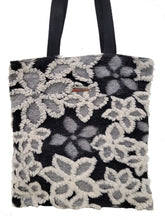 Carica l&#39;immagine nel visualizzatore di Gallery, Shopper Fiori in rilievo - Novità assoluta per l&#39;autunno-inverno 24-25!!
